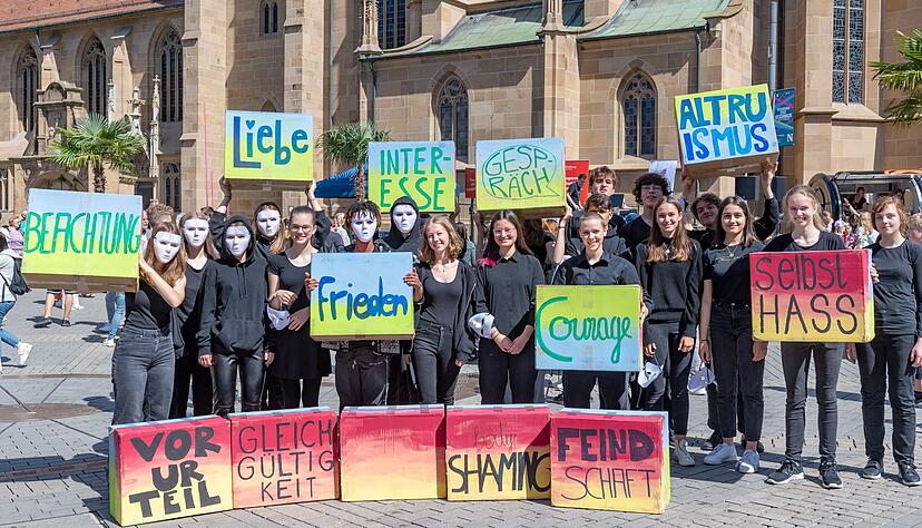 Die Klasse 10a des Heilbronner Mönchsee-Gymnasiums zeigt zum Aktionstag ein Theaterstück.
Foto: Mario Berger Die Klasse 10a des Heilbronner Mönchsee-Gymnasiums zeigt zum Aktionstag ein Theaterstück.
Foto: Mario Berger