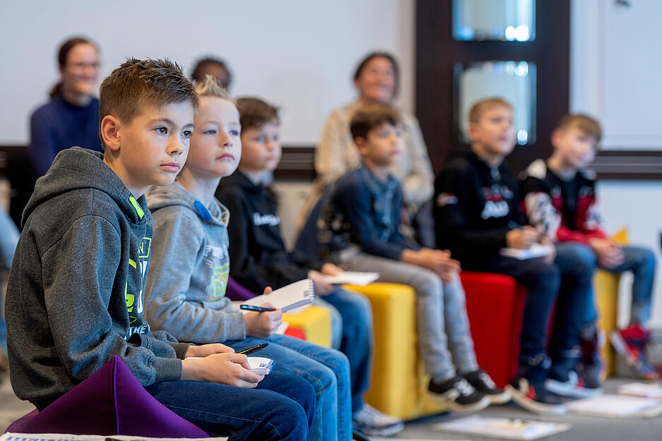 Nachwuchs-Reporter entlocken DTM-Fahrern bei einer Kinder-Pressekonferenz im Neckarsulmer Audi-Forum ungewöhnliche Antworten. Nachwuchs-Reporter entlocken DTM-Fahrern bei einer Kinder-Pressekonferenz im Neckarsulmer Audi-Forum ungewöhnliche Antworten.