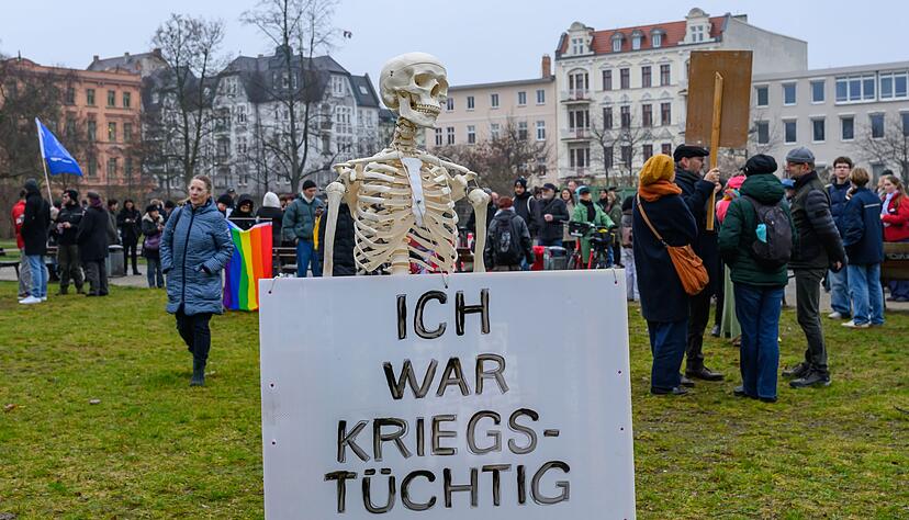 In Cottbus demonstrieren Menschen gegen den Wehrdienst.