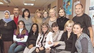 Seit f&uuml;nf Jahren gibt es die Sprachschule von Lydia Mutig (sitzend, Dritte von links). Immer wieder gelingt es ihr, Sch&uuml;ler weiterzubringen.Foto: Ulrike Plapp-Schirmer