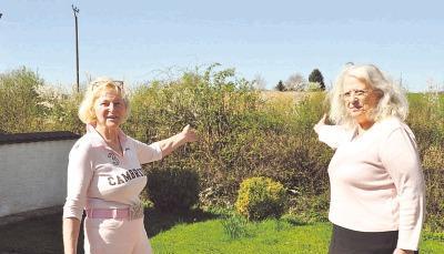 Hinter dem Hügel in Bad Wimpfen soll die Anlage gebaut werden. Walburga Siegmann (links) und Johanna Krämer rechnen mit Beeinträchtigungen.Foto: Kostner Hinter dem Hügel in Bad Wimpfen soll die Anlage gebaut werden. Walburga Siegmann (links) und Johanna Krämer rechnen mit Beeinträchtigungen.Foto: Kostner