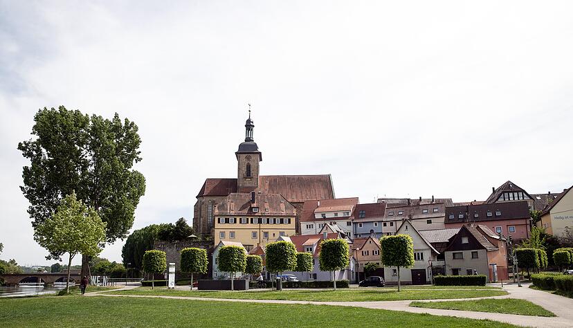 Die Regiswindiskirche in Lauffen gilt als "besonderes" Kulturdenkmal im gesch&uuml;tzten Ensemble. B&uuml;rgermeister Waldenberger kann sich auf ihrem Dach keine PV-Anlage vorstellen.