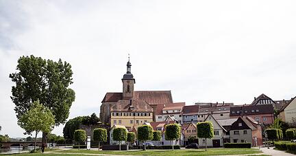 Die Regiswindiskirche in Lauffen gilt als "besonderes" Kulturdenkmal im gesch&uuml;tzten Ensemble. B&uuml;rgermeister Waldenberger kann sich auf ihrem Dach keine PV-Anlage vorstellen.
Foto: Archiv/Andreas Veigel