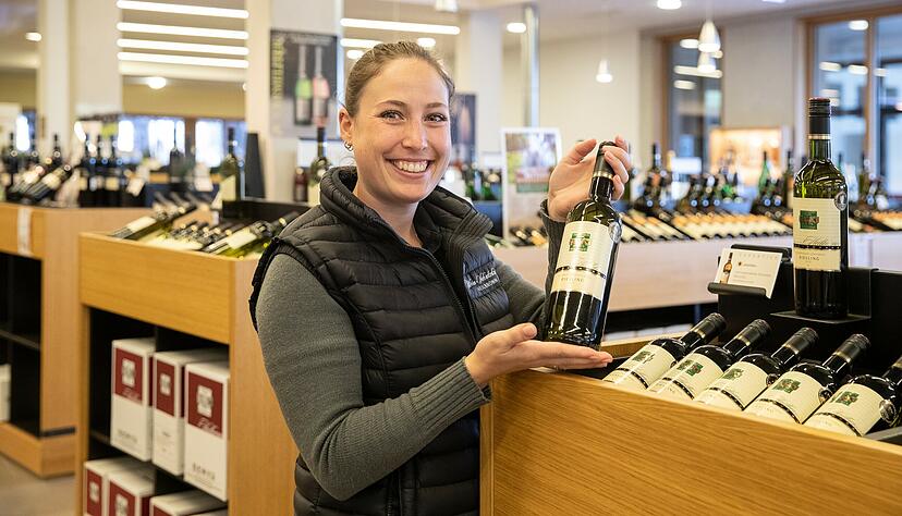 Judith Seiz präsentiert Weine im Verkaufsraum der WG Heilbronn-Erlenbach. Judith Seiz präsentiert Weine im Verkaufsraum der WG Heilbronn-Erlenbach.