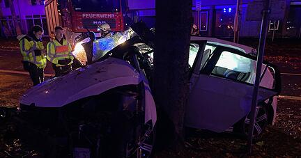 Der Fahrer eines VW Golf krachte in der Nacht auf Sonntag (5. November) in der Heilbronner Urbanstra&szlig;e gegen einen Baum. Die Polizei geht davon aus, dass der Mann deutlich zu schnell fuhr.