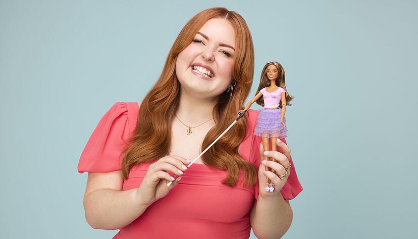Barbie gibt es nun auch mit einer Sehbehinderung - hier zu sehen mit Lucy Edwards, einer blinden Rundfunksprecherin und Behindertenaktivistin. Barbie gibt es nun auch mit einer Sehbehinderung - hier zu sehen mit Lucy Edwards, einer blinden Rundfunksprecherin und Behindertenaktivistin.