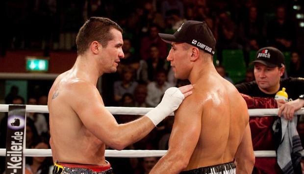 Arthur Abraham (r) nimmt nach dem Kampf im Supermittelgewicht die Gl&uuml;ckw&uuml;nsche des unterlegenen Kroaten Stjepan Bozic entgegen.