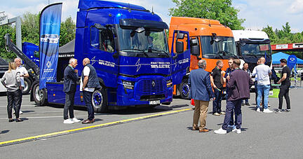 Beim "Future Day 2024", einem Symposium zur E-Mobilität bei der Schwarz-Gruppe, zeigten Lkw-Hersteller ihre Elektro-Modelle. Mehr als 600 Besucher aus ganz Deutschland waren zum Kaufland-Logistikzentrum bei Möckmühl gekommen.
Foto: Heiko Fritze Beim "Future Day 2024", einem Symposium zur E-Mobilität bei der Schwarz-Gruppe, zeigten Lkw-Hersteller ihre Elektro-Modelle. Mehr als 600 Besucher aus ganz Deutschland waren zum Kaufland-Logistikzentrum bei Möckmühl gekommen.
Foto: Heiko Fritze