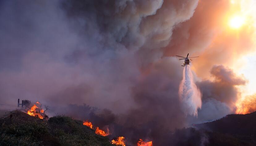 Löscharbeiten aus der Luft sind wegen schwerer Winde kaum möglich. (Foto aktuell)
