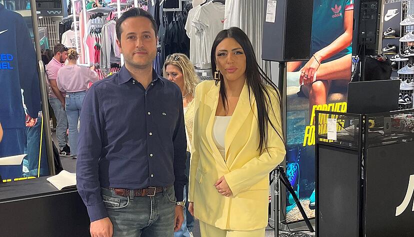 JD-Bezirksleiterin Yasmin Abbas und Center-Manager Tahir Yilmaz bei der Er&ouml;ffnung der Filiale in der Heilbronner Stadtgalerie.