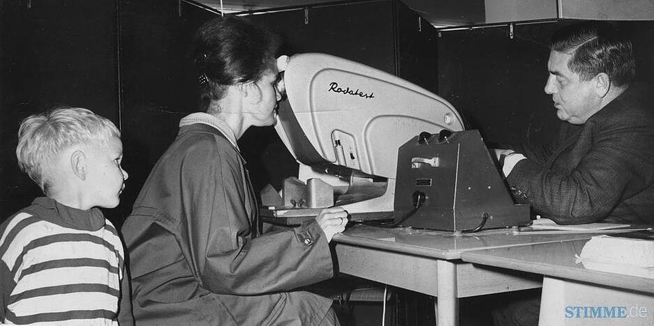 August 1965: Bundesverkehrswacht testet Seh- und Reaktionsf&auml;higkeit im Kaufhaus Merkur.