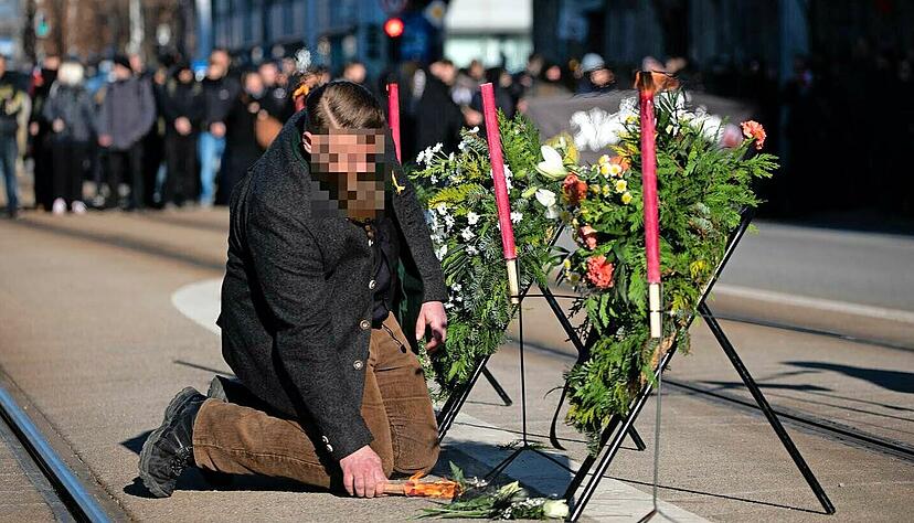 Alexander D. aus Kupferzell ist der Schriftführer der Artgemeinschaft. Hier entzündet er die Fackeln bei einer Neonazi-Demonstration in Dresden.