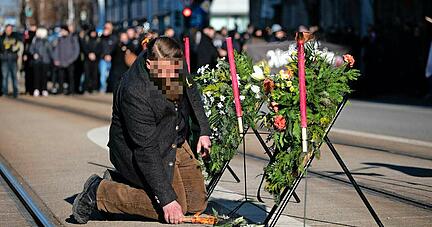 Alexander D. aus Kupferzell ist der Schriftführer der Artgemeinschaft. Hier entzündet er die Fackeln bei einer Neonazi-Demonstration in Dresden. Alexander D. aus Kupferzell ist der Schriftführer der Artgemeinschaft. Hier entzündet er die Fackeln bei einer Neonazi-Demonstration in Dresden.