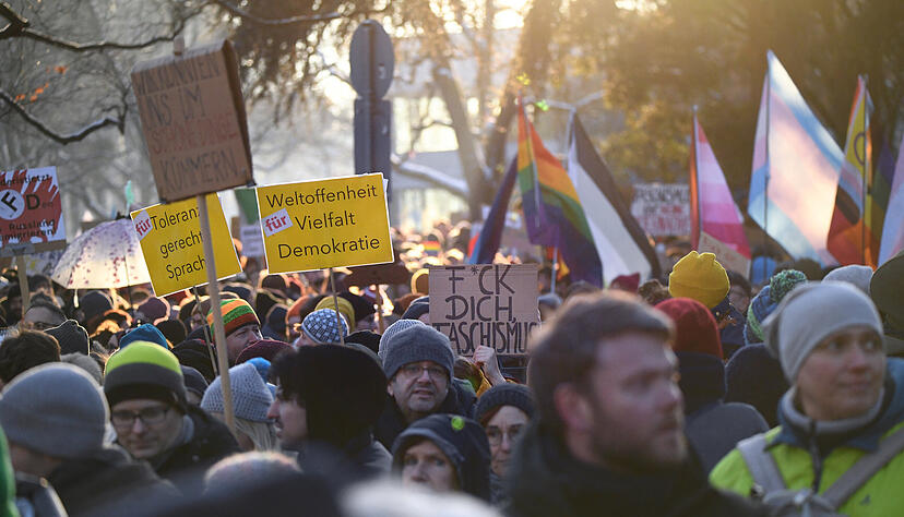 Menschen ziehen Plakaten bei der Demonstration «Kein Schritt nach rechts» durch die Heidelberger Innenstadt. (Symbolbild) Menschen ziehen Plakaten bei der Demonstration «Kein Schritt nach rechts» durch die Heidelberger Innenstadt. (Symbolbild)