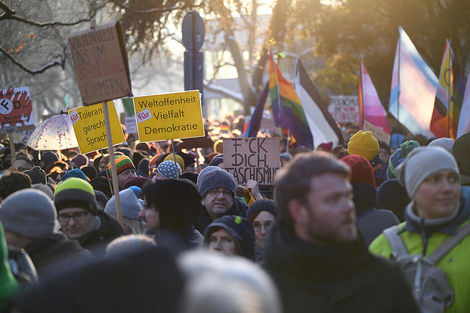 Menschen ziehen am Samstag mit Plakaten bei der Demonstration «Kein Schritt nach rechts» durch die Heidelberger Innenstadt.