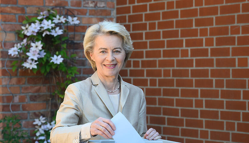 Ursula von der Leyen, EU-Kommissionspräsidentin, wirft ihren Stimmzettel zur Europawahl in einer Wahlurne vor einem Wahllokal in der Region Hannover. Ursula von der Leyen, EU-Kommissionspräsidentin, wirft ihren Stimmzettel zur Europawahl in einer Wahlurne vor einem Wahllokal in der Region Hannover.