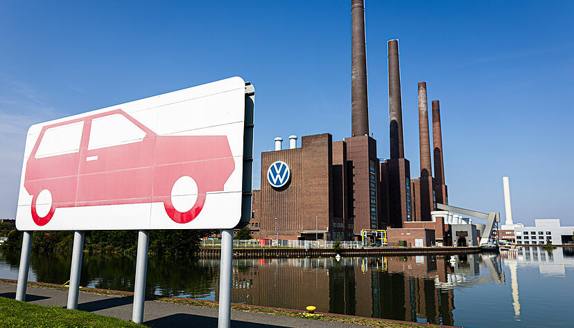 Ein Blick auf das Stammwerk von VW in Wolfsburg. Auch dort ist die Auslastung schlecht. Die Kosten müssen deutlich sinken.