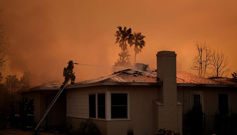 Im Dauereinsatz: Ein Feuerwehrmann versucht, ein Wohnhaus vor den Flammen des &laquo;Eaton Fire&raquo; zu bewahren.