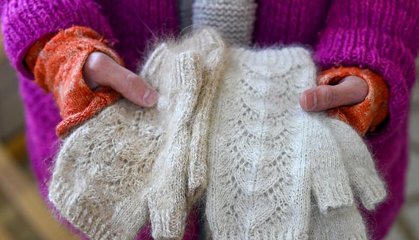 Seit Jahren spinnt Svenja Suhr Garn aus Hundehaaren und strickt daraus auch Schals, Stulpen und andere Accessoires.