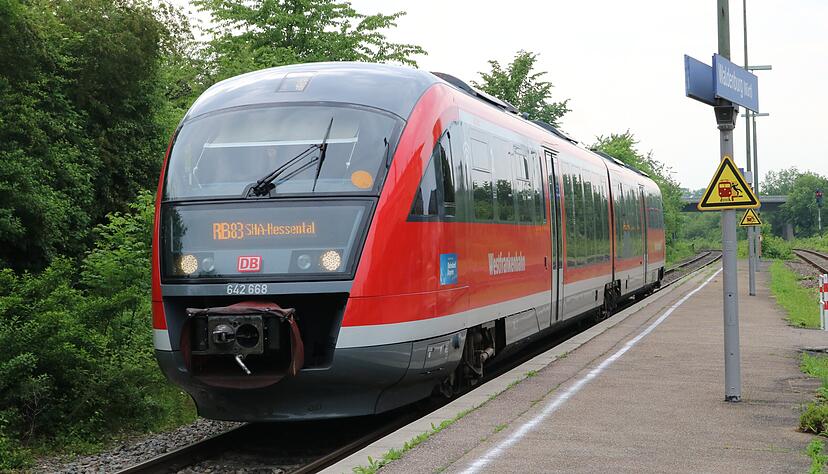Die Reaktivierung der Kochertalbahn sei nur möglich, wenn die Elektrifizierung der Hohenlohebahn auch umgesetzt wird. „Umgekehrt gelte das nicht“, erklärt das Landesverkehrsministerium. Die Reaktivierung der Kochertalbahn sei nur möglich, wenn die Elektrifizierung der Hohenlohebahn auch umgesetzt wird. „Umgekehrt gelte das nicht“, erklärt das Landesverkehrsministerium.