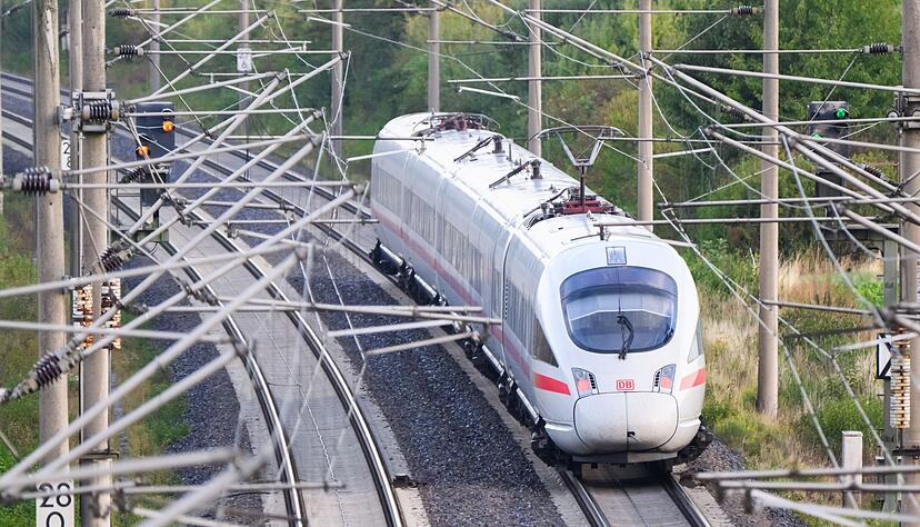 Wegen eines Hangrutsches werden Z&uuml;ge im Fernverkehr umgeleitet. (Symbolbild)