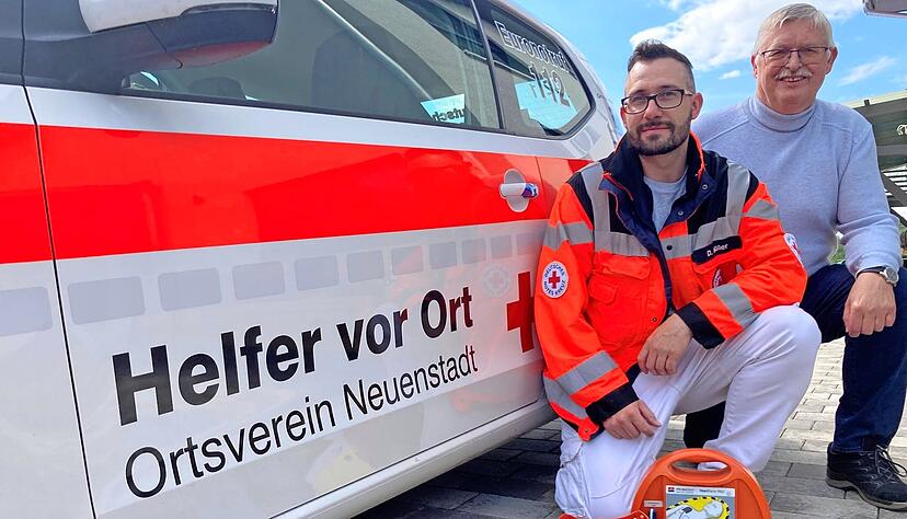 Sanitäter Daniel Müller rettete Rainer Schwab unter Einsatz eines Defibrillators das Leben − dessen Anschaffung Schwab selbst veranlasst hatte.
Foto: Adrian Hoffmann Sanitäter Daniel Müller rettete Rainer Schwab unter Einsatz eines Defibrillators das Leben − dessen Anschaffung Schwab selbst veranlasst hatte.
Foto: Adrian Hoffmann