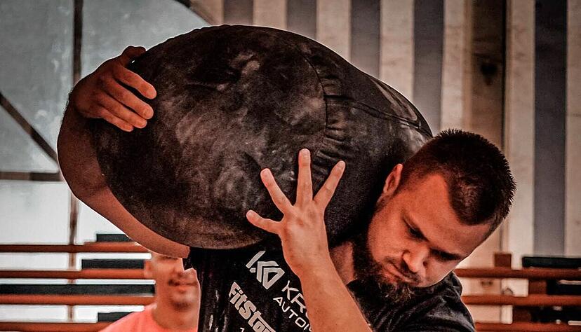 Christoph Carle aus Forchtenberg betreibt seit einigen Jahren den Strongman-Sport. F&uuml;r die Wettbewerbe ist er in der ganzen Welt unterwegs. Eine der Disziplinen: Einen 150 Kilogramm schweren Sandsack tragen.