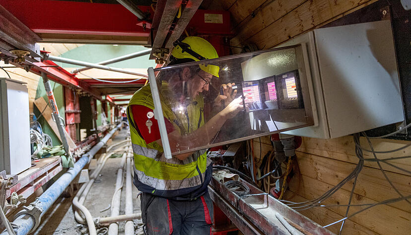Im Fluchtstollen werden verschiedene Parameter so gesteuert, dass der frische Beton optimal aush&auml;rten kann.