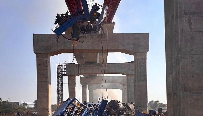 Der Passagierzug wurde von dem Kran voll erfasst.