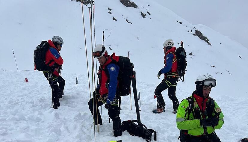 Die Skifahrer waren teils metertief unter Schnee begraben. Die Skifahrer waren teils metertief unter Schnee begraben.