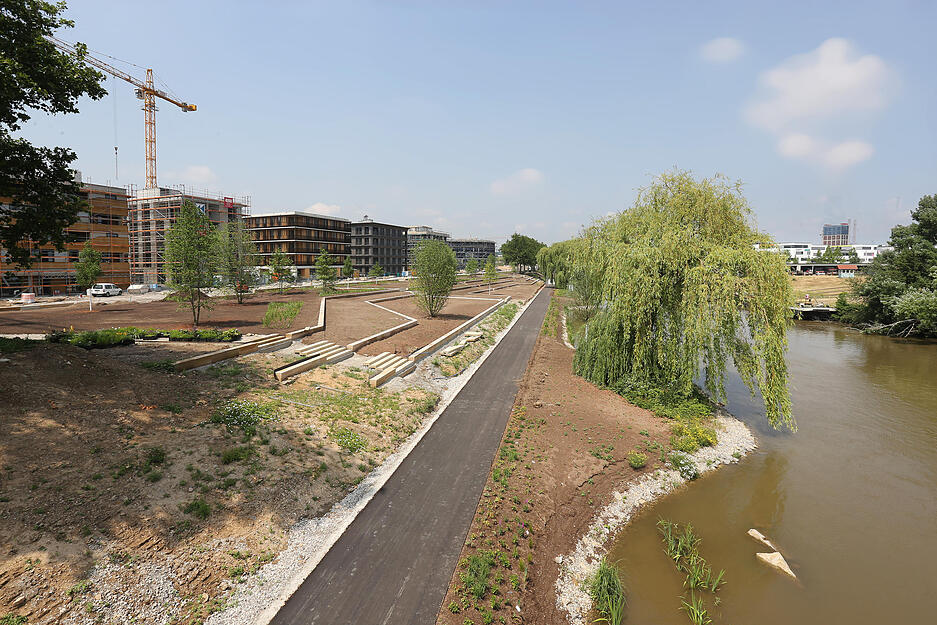 Blick von der Bleichinselbr&uuml;cke auf den Neckaruferpark mit den langgezogenen Sandsteinstufen. Auf diese Weise wird der Neckar f&uuml;r den Menschen wieder zug&auml;nglich. Der Weg f&uuml;hrt von der Innenstadt bis zum Zukunftspark.