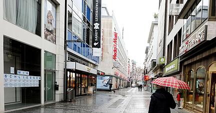Leere Straße und geschlossene Läden in Köln. Junge Selbstständige leiden besonders unter der Corona-Pandemie.