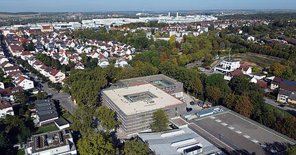 Der Bau der Franz-Binder-Verbundschule schreitet voran. Au&szlig;en ist das Geb&auml;ude schon weitgehend fertig. Nun geht es an den Innenausbau.
Foto: Ralf Seidel