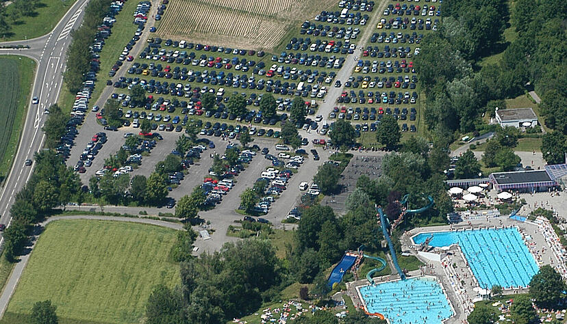 Nach fünf Jahrzehnten bekommt der befestigte Freibadparkplatz nicht nur Schattenparkplätze unter der PV-Anlage sonden auch einen Endbelag.
Foto: Archiv/Kuhnle Nach fünf Jahrzehnten bekommt der befestigte Freibadparkplatz nicht nur Schattenparkplätze unter der PV-Anlage sonden auch einen Endbelag.
Foto: Archiv/Kuhnle