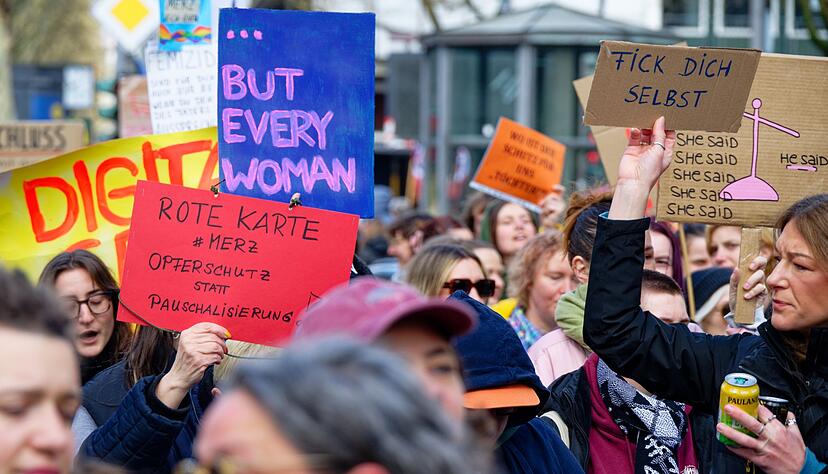 Frauen erleben in Deutschland laut einer Dunkelfeldstudie nahezu viermal so oft wie M&auml;nner sexuelle Bel&auml;stigung. (Archivbild)