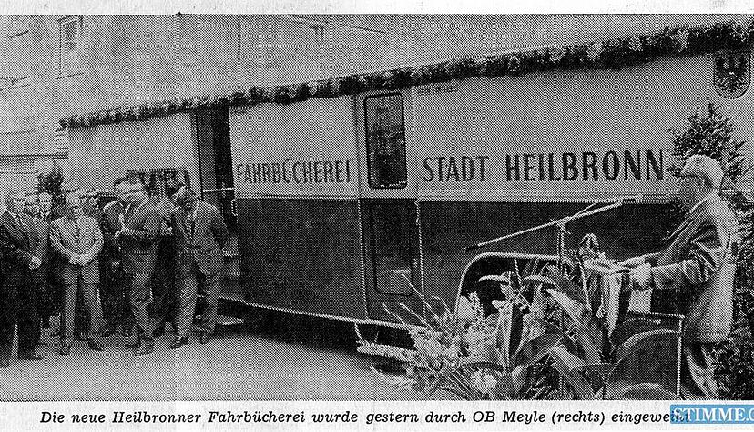 01.10.1965: Oberbürgermeister Paul Meyle weiht die mit Blumen geschmückte neue Fahrbücherei ein. Das Fahrzeug wurde kurz zuvor bei der Internationalen Automobil-Ausstellung als modernste Fahrbücherei der Bundesrepublik vorgestellt. Ausschnitt aus der Heilbronner Stimme vom 2. Oktober 1965. 01.10.1965: Oberbürgermeister Paul Meyle weiht die mit Blumen geschmückte neue Fahrbücherei ein. Das Fahrzeug wurde kurz zuvor bei der Internationalen Automobil-Ausstellung als modernste Fahrbücherei der Bundesrepublik vorgestellt. Ausschnitt aus der Heilbronner Stimme vom 2. Oktober 1965.