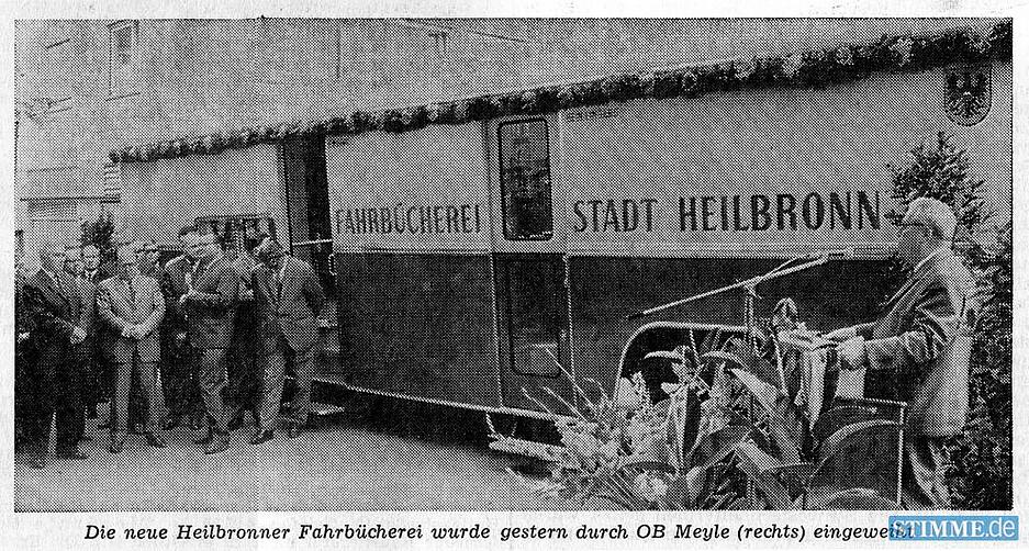 01.10.1965: Oberbürgermeister Paul Meyle weiht die mit Blumen geschmückte neue Fahrbücherei ein. Das Fahrzeug wurde kurz zuvor bei der Internationalen Automobil-Ausstellung als modernste Fahrbücherei der Bundesrepublik vorgestellt. Ausschnitt aus der Heilbronner Stimme vom 2. Oktober 1965. 01.10.1965: Oberbürgermeister Paul Meyle weiht die mit Blumen geschmückte neue Fahrbücherei ein. Das Fahrzeug wurde kurz zuvor bei der Internationalen Automobil-Ausstellung als modernste Fahrbücherei der Bundesrepublik vorgestellt. Ausschnitt aus der Heilbronner Stimme vom 2. Oktober 1965.
