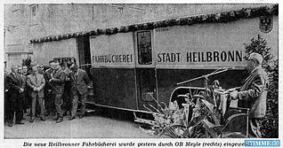 01.10.1965: Oberbürgermeister Paul Meyle weiht die mit Blumen geschmückte neue Fahrbücherei ein. Das Fahrzeug wurde kurz zuvor bei der Internationalen Automobil-Ausstellung als modernste Fahrbücherei der Bundesrepublik vorgestellt. Ausschnitt aus der Heilbronner Stimme vom 2. Oktober 1965.
