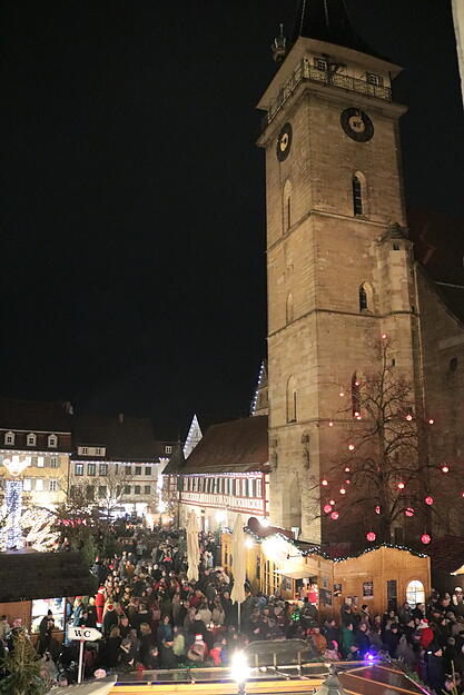Festlich geschmückte Stände laden zum Bummeln und Verweilen ein.