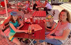 Mittagstafel: Heike und Jochen Haaf aus Schwaigern verspeisen mit den Kindern Leonie (10) und Jonas (8) Flammkuchen.