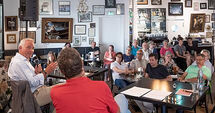 Im Kaffeehaus Hagen in Heilbronn sprach Innenminister Thomas Strobl (links) über das Thema Rechtsextremismus und rechte Gewalt.
