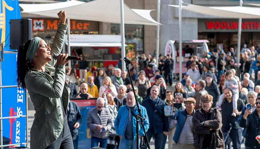 In Scharen zieht es Menschen am Sonntagnachmittag vor die Bühne auf dem Kiliansplatz.