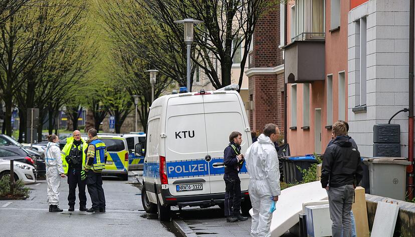 Polizeibeamte vor dem Mehrfamilienhaus der Familie in Witten. Mutter und Tochter sind weiterhin im Krankenhaus.