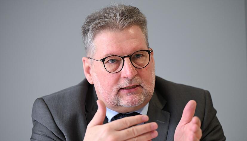 Ralf Kusterer, der Vorsitzende der Deutschen Polizeigewerkschaft Baden-Württemberg, fordert mehr Polizeibeamte auf deutschen Weihnachtsmärkten. Ralf Kusterer, der Vorsitzende der Deutschen Polizeigewerkschaft Baden-Württemberg, fordert mehr Polizeibeamte auf deutschen Weihnachtsmärkten.