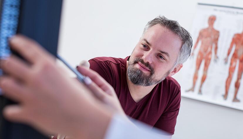 Bei einer arbeitsmedizinische Vorsorgeuntersuchung informiert der Betriebsarzt über Gesundheitsgefahren und berät zu Schutzmaßnahmen. Bei einer arbeitsmedizinische Vorsorgeuntersuchung informiert der Betriebsarzt über Gesundheitsgefahren und berät zu Schutzmaßnahmen.