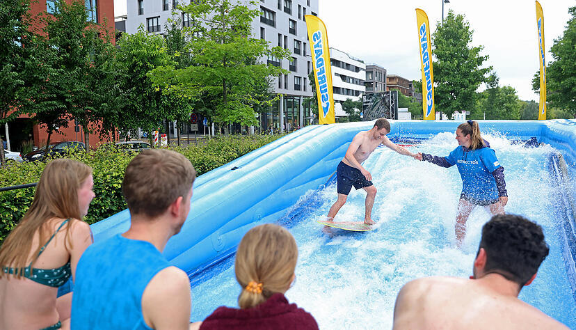 Surfliebhaber und alle, die es ausprobieren wollen, konnten sich vor der Jugendherberge im Bugagelände aufs Bord schwingen und Wellenreiten. Surfliebhaber und alle, die es ausprobieren wollen, konnten sich vor der Jugendherberge im Bugagelände aufs Bord schwingen und Wellenreiten.