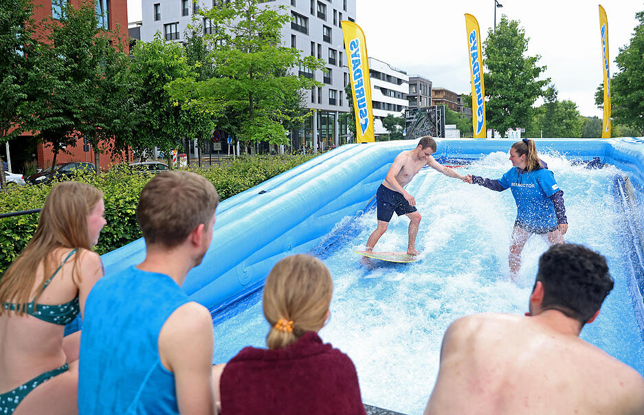 Surfliebhaber und alle, die es ausprobieren wollen, konnten sich vor der Jugendherberge im Bugagelände aufs Bord schwingen und Wellenreiten. Surfliebhaber und alle, die es ausprobieren wollen, konnten sich vor der Jugendherberge im Bugagelände aufs Bord schwingen und Wellenreiten.