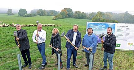 Die ersten Rammpfosten der neuen PV-Anlage stehen dank (v.l.) Harald Endreß, Franc Schütz, Anette Wohlfarth, Michael Grimm, Martin Ernst und Patrick Friedrich.