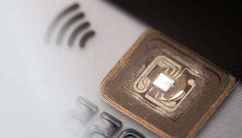 Kontaktloses Zahlen: NFC-Chips in Karten und Ger&auml;ten erm&ouml;glichen schnelle Transaktionen.