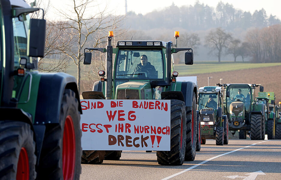 Bauernprotest: Landwirte versammeln sich am Sinsheimer Stadion